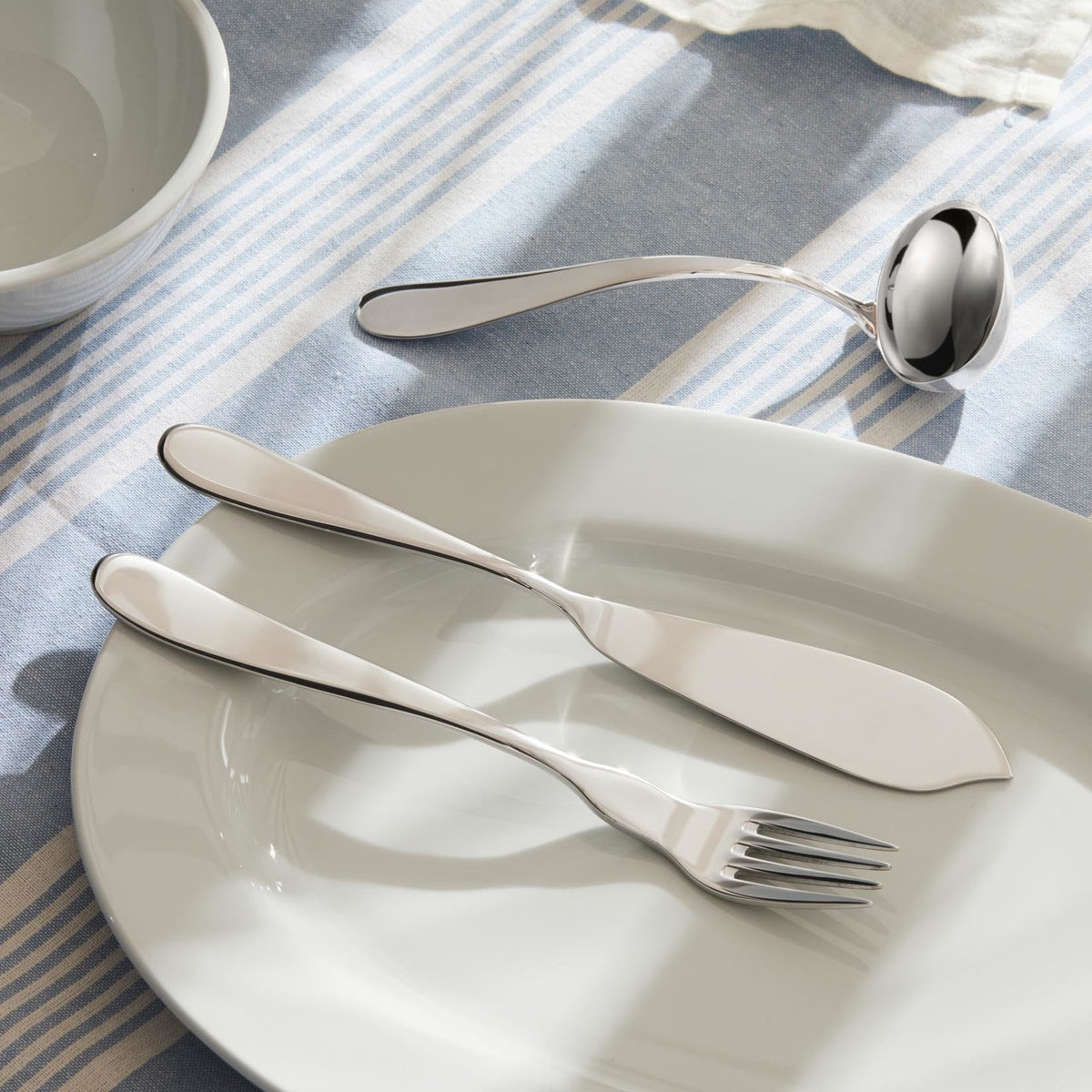 Alessi Nuovo Milano sauslepel 5180/13 op tafel