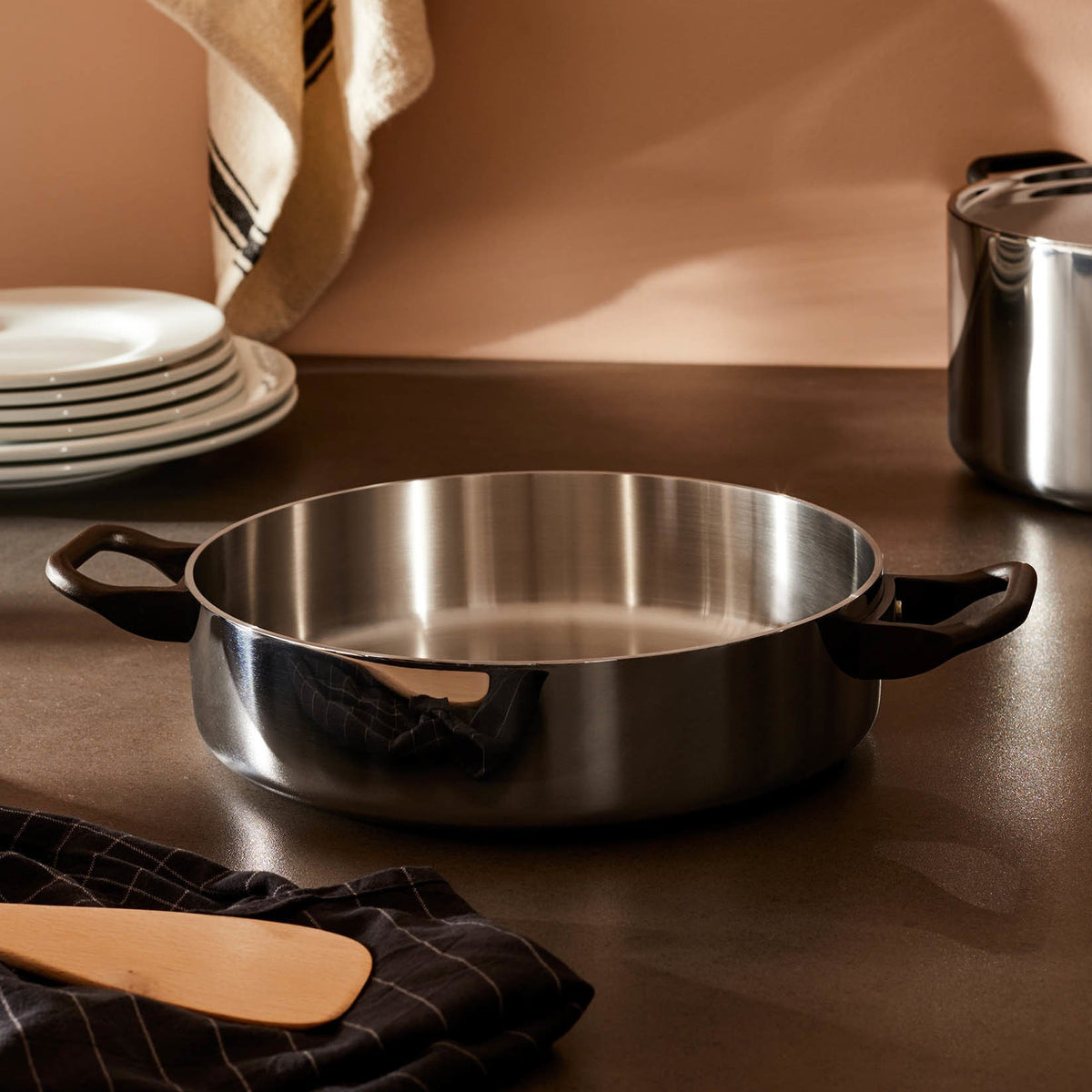 Alessi Lage kookpan 24 cm La Cintura di Orione 90102/24 T op tafel