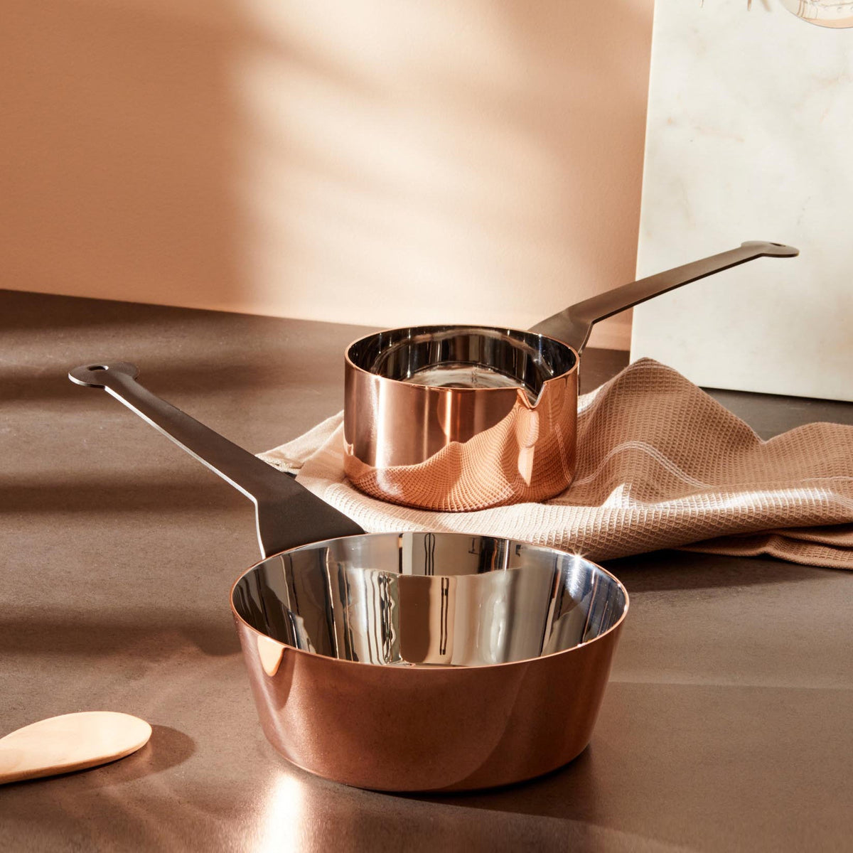 Alessi Koperen sauteuse 20 cm La Cintura di Orione 90107/20 op tafel