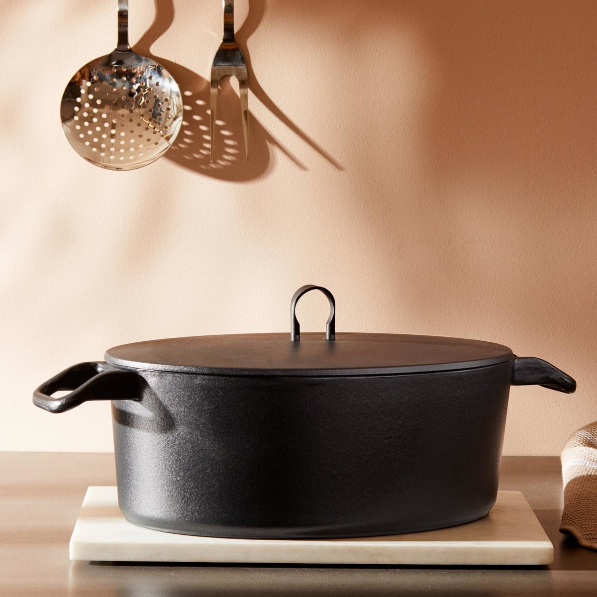 Alessi Ovale braadpan La Cintura di Orione 90108 op tafel