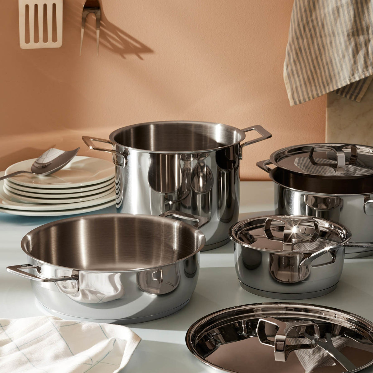 Alessi Pannenset 7-delig Pots&Pans AJM100S7 op tafel