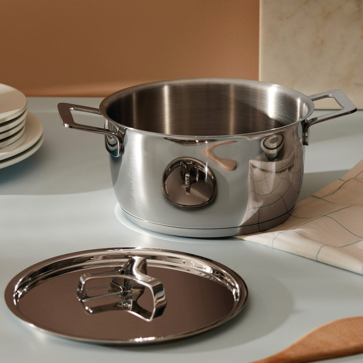 Alessi Kookpan 24 cm Pots&Pans AJM101/24 op tafel