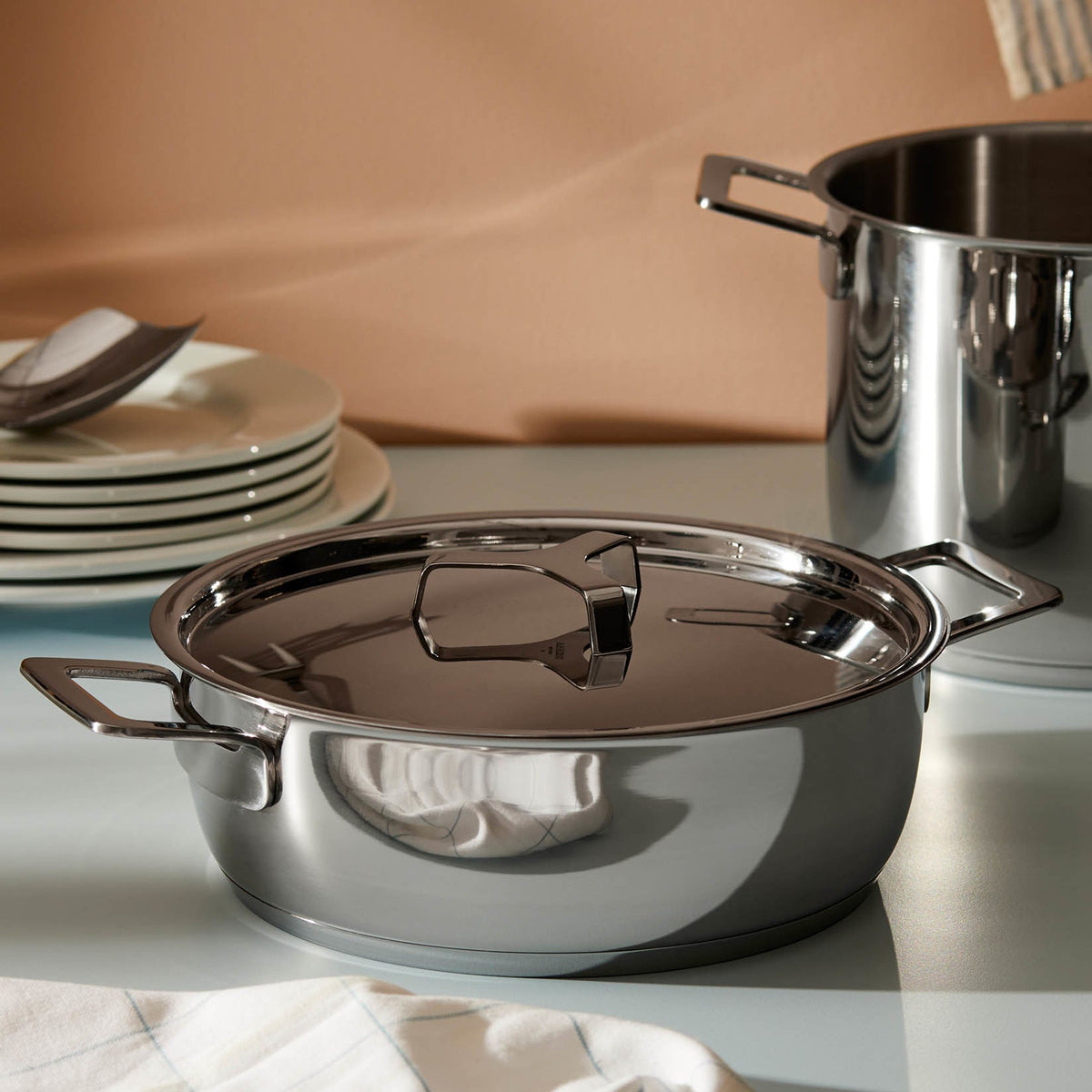 Alessi Lage kookpan 28 cm Pots&Pans AJM102/28 op tafel