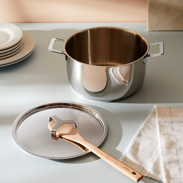 Alessi Deksel 18 cm Pots&Pans AJM200/18 op tafel