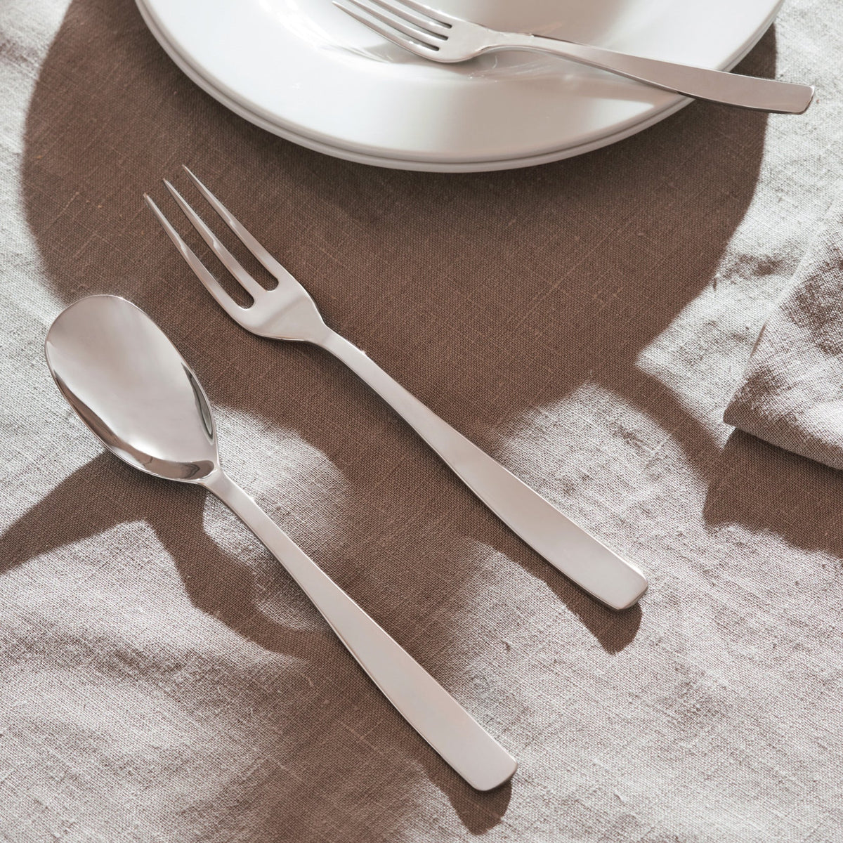 Alessi KnifeForkSpoon serveervork AJM22/12 op tafel