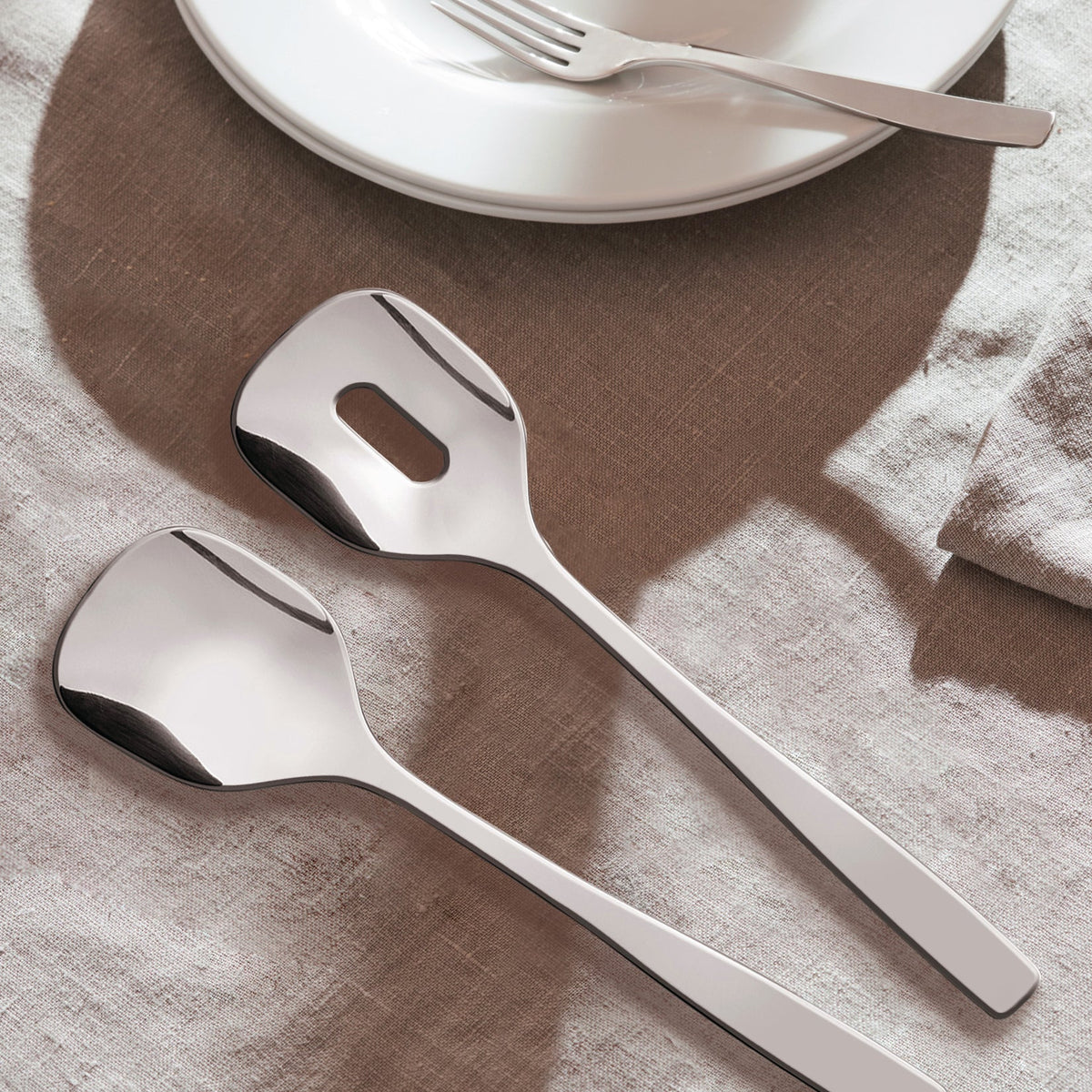 Alessi KnifeForkSpoon slabestek AJM22/14 op tafel