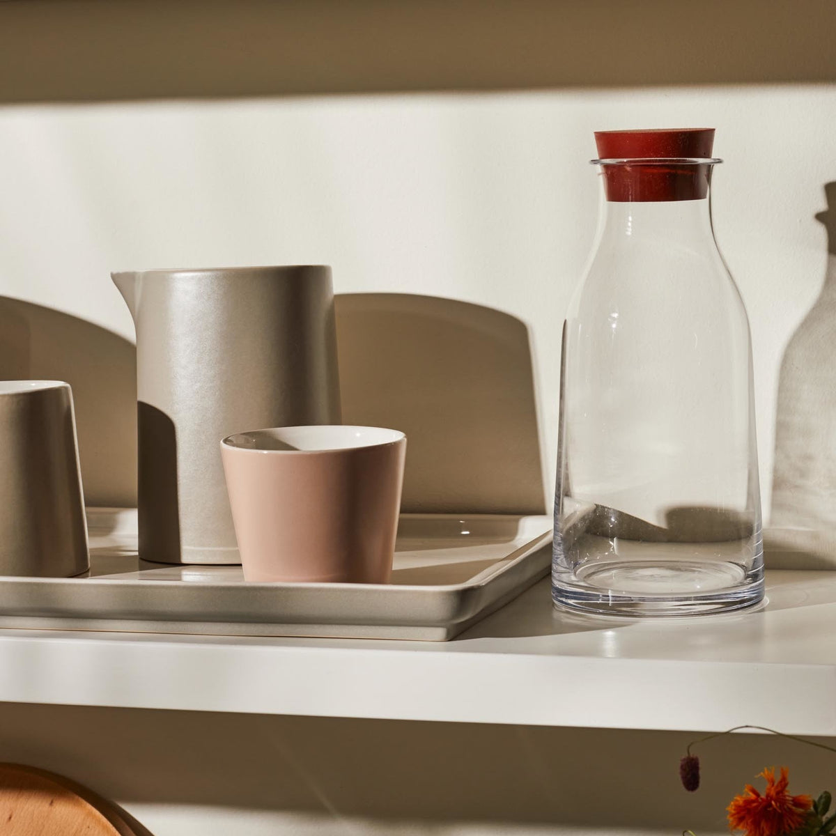 Alessi Karaf met stop Tonale DC03/3100 op tafel