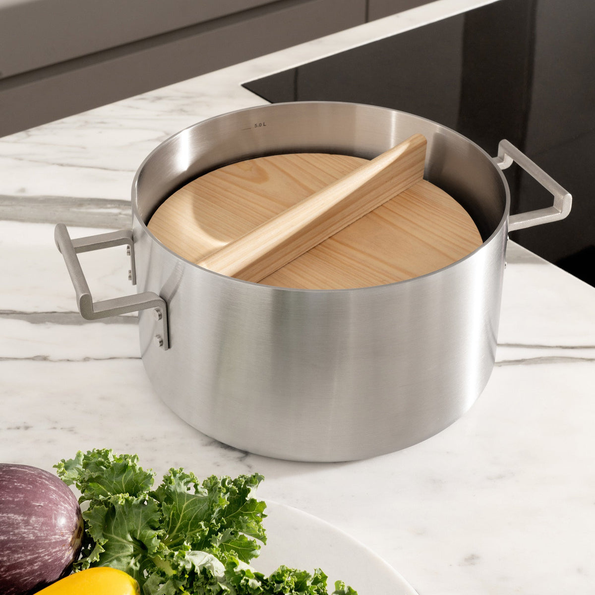 Alessi Sudderdeksel cipressenhout 23 cm Convivio DC202/23 op tafel
