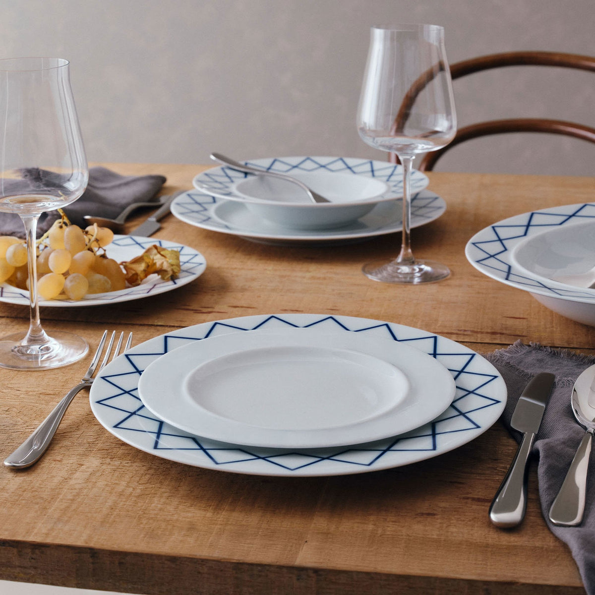 Alessi Ontbijtbord La Bella Tavola ES21/5 op tafel