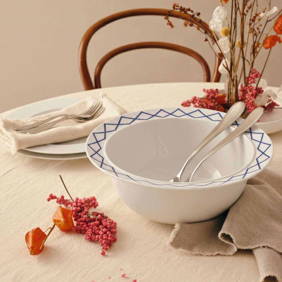Alessi Saladeschaal 29 cm My Beautiful China ES22/38 29 op tafel
