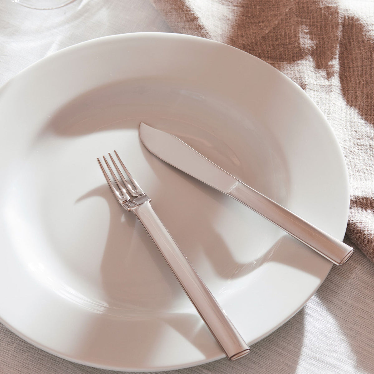 Alessi Rundes Modell vismes JH01/18 op tafel
