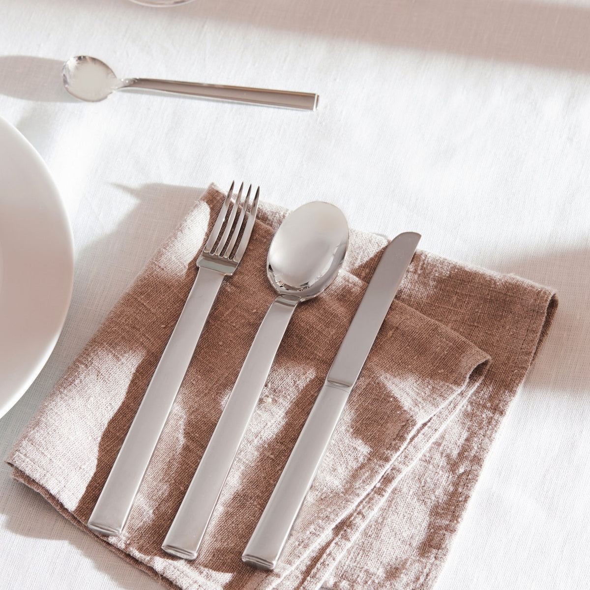 Alessi Rundes Modell dinerlepel JH01/1 op tafel
