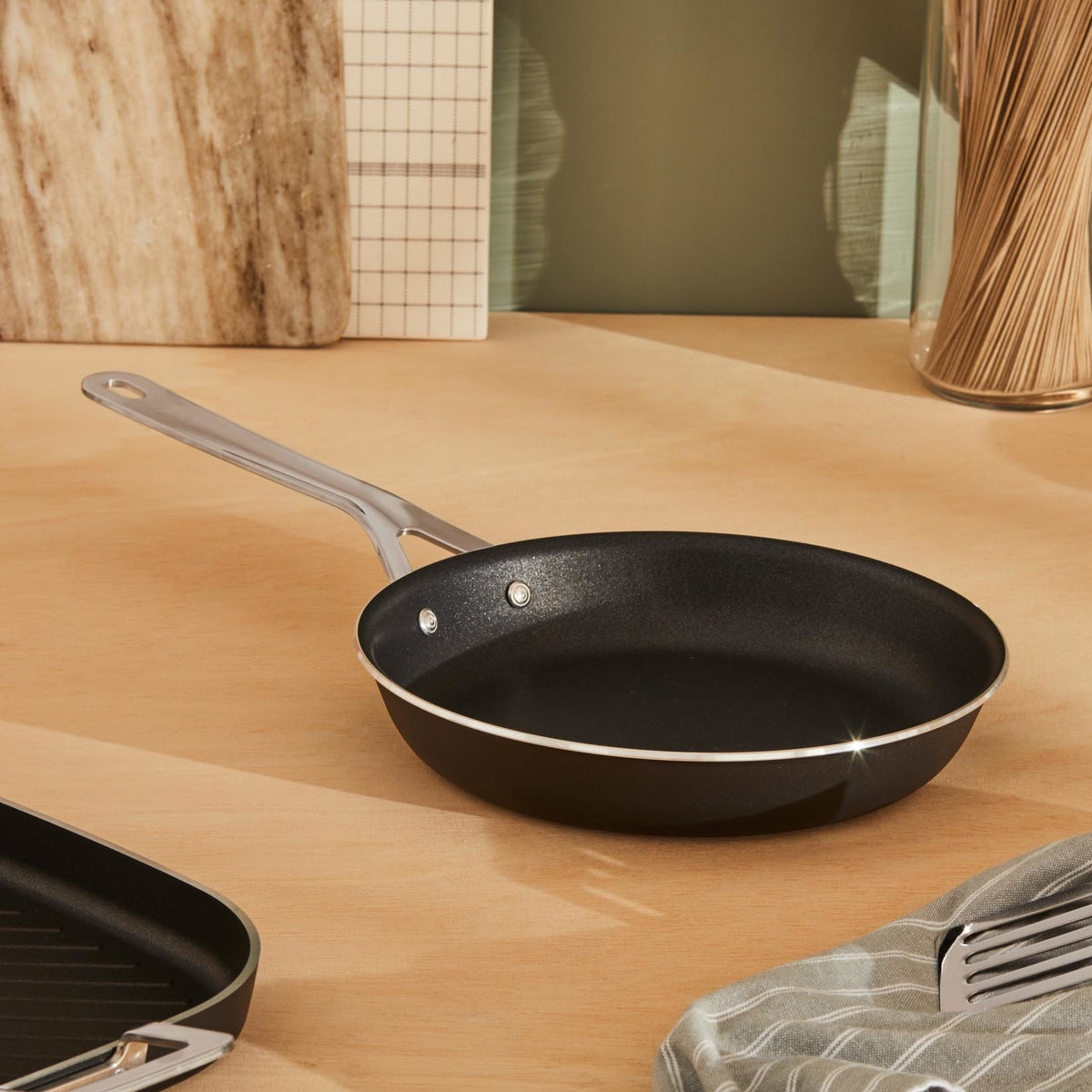 Alessi Koekenpan 28 cm antiaanbak Pots&Pans JM110/28 B op tafel