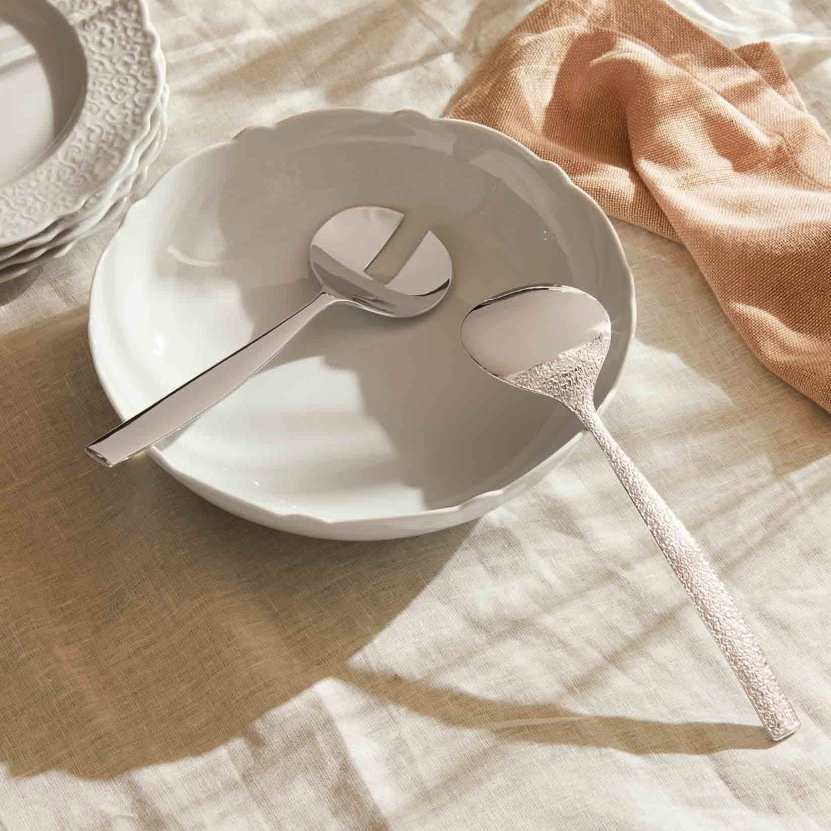 Alessi Saladeschaal Dressed MW01/38 op tafel