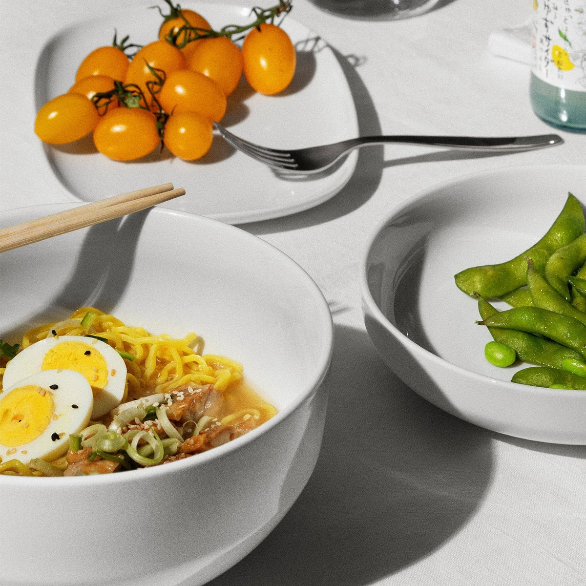 Alessi Saladeschaal 20 cm Itsumo NF07/38 20 op tafel