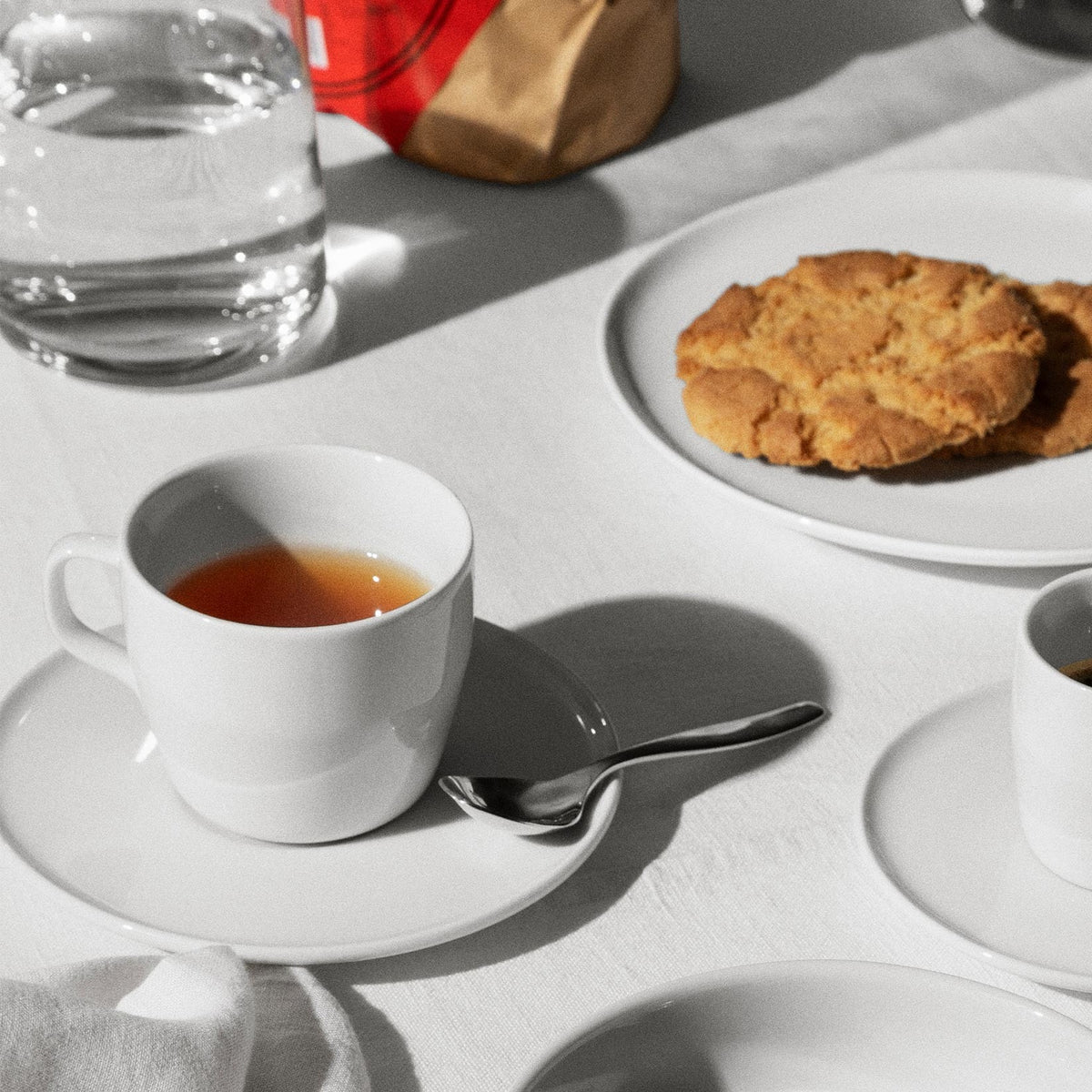 Alessi Koffiekop met schotel Itsumo NF07/87S op tafel