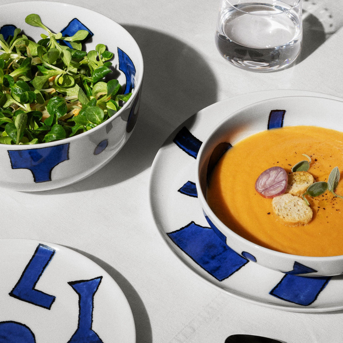 Alessi Dinerbord Itsumo Yunoki NF08/1 op tafel