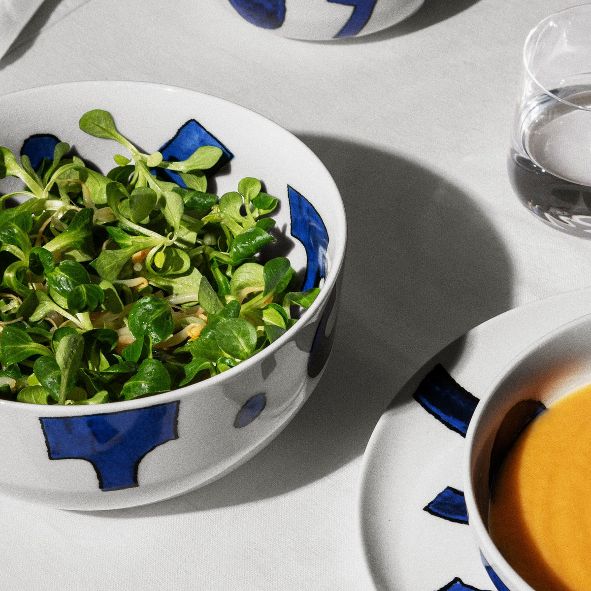 Alessi Saladeschaal 20 cm Itsumo Yunoki NF08/38 20 op tafel