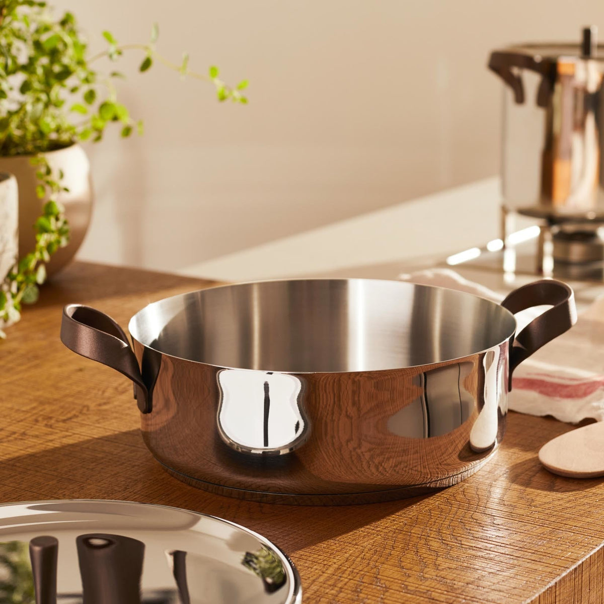 Alessi Lage kookpan 28 cm Edo PU102/28 op tafel
