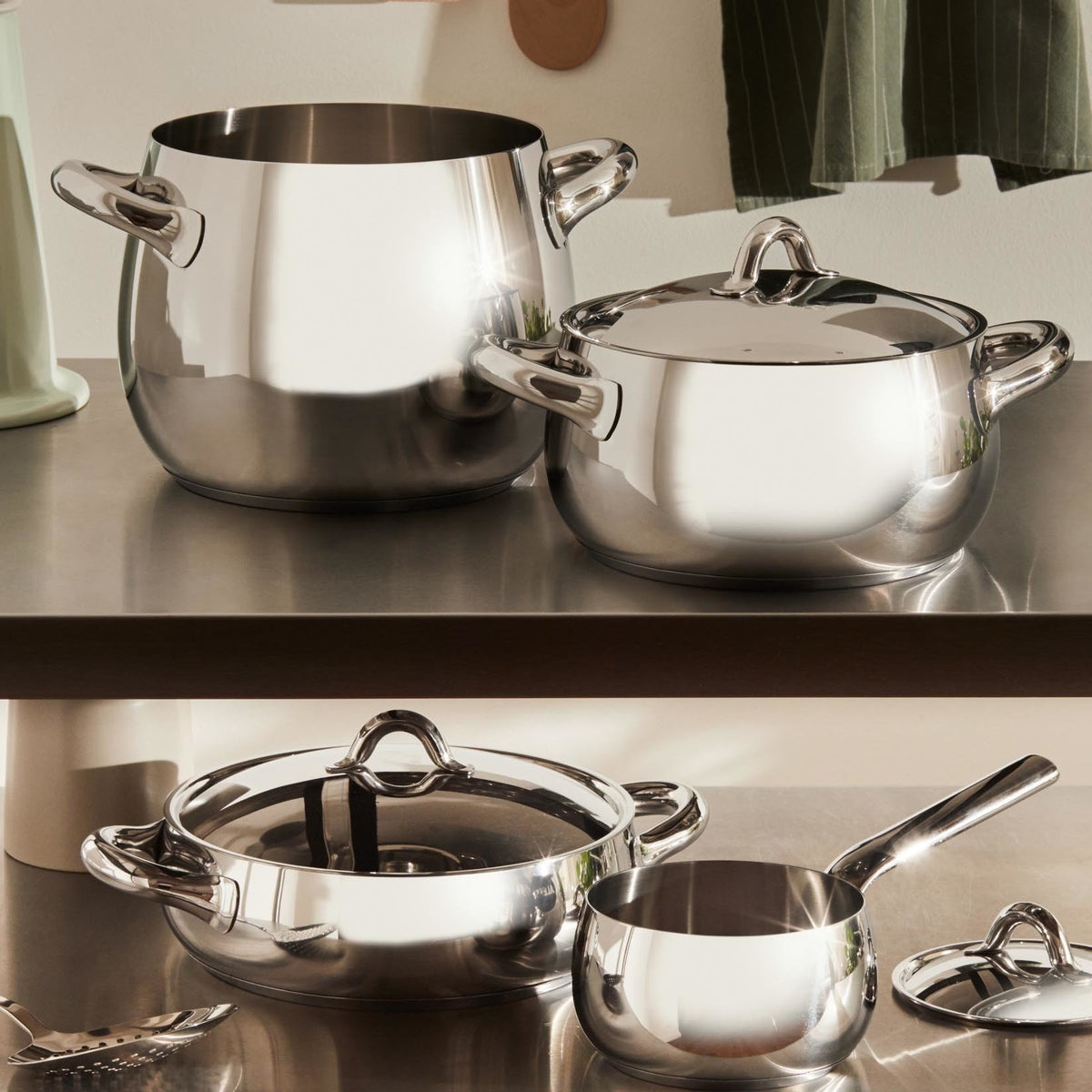 Alessi Pannenset 7-delig Mami SG100S7 op tafel