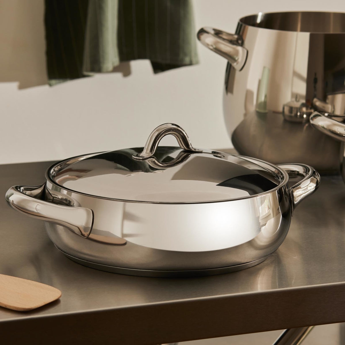 Alessi Lage kookpan 24 cm Mami SG102/24 op tafel
