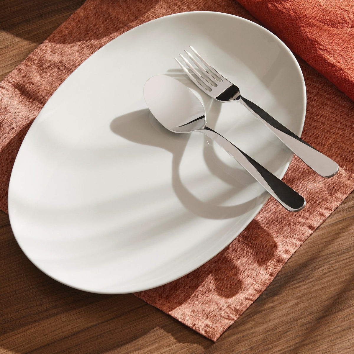 Alessi Ovale schaal 38 cm Mami SG53/22 38 op tafel