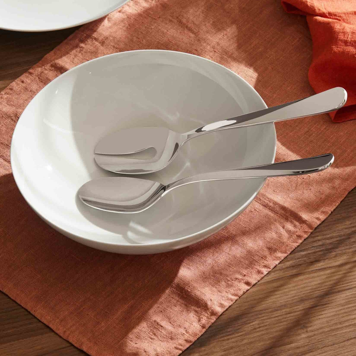 Alessi Saladeschaal Mami SG53/38 op tafel