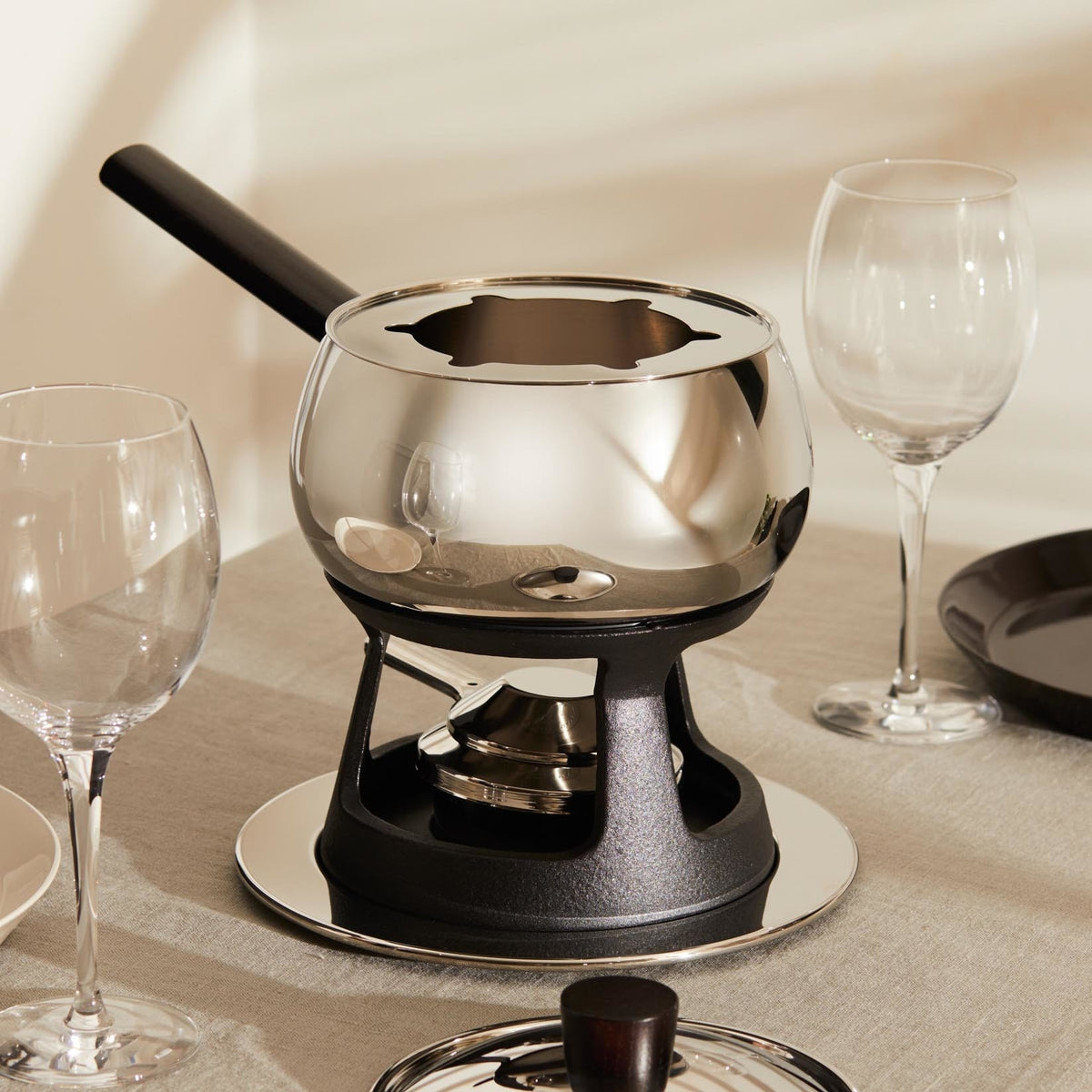 Alessi Fondueset bourguignonne Mami SG55/200 B op tafel