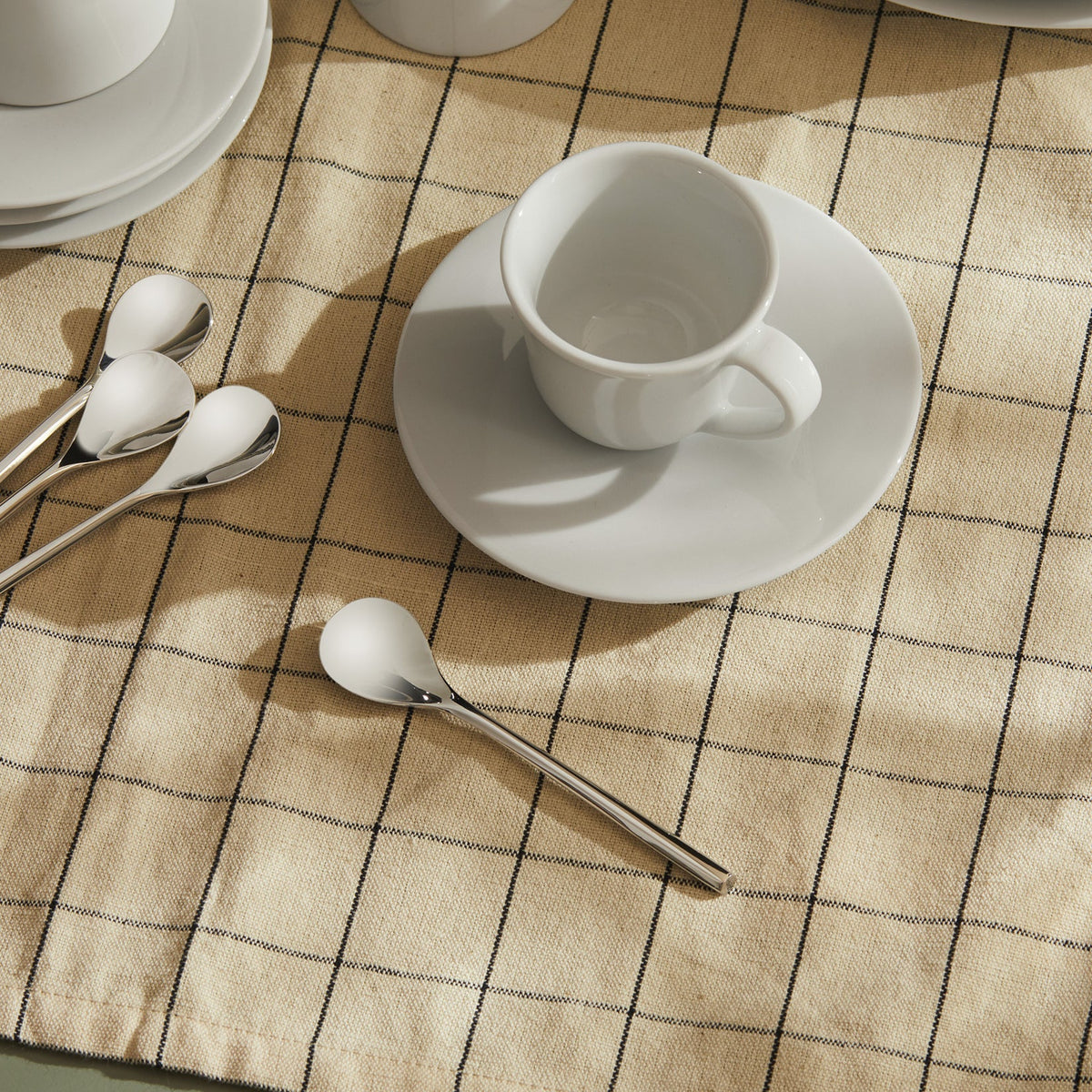 Alessi Mokkaschotel Ku TI05/77 op tafel