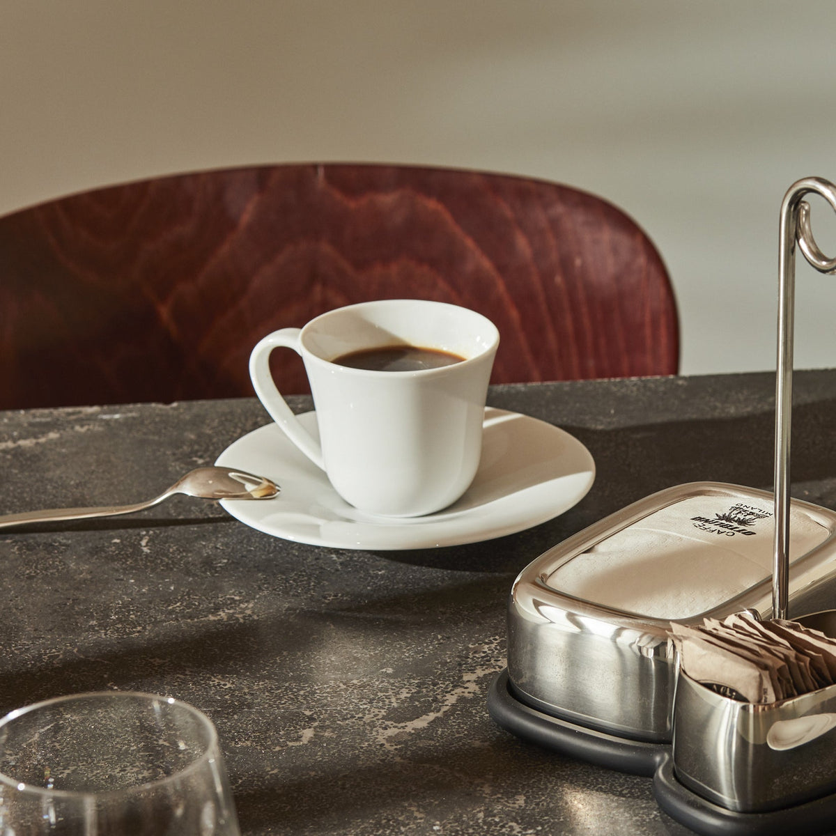 Alessi Koffiekop Ku TI05/87 op tafel