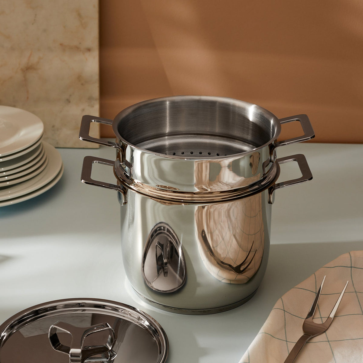 Alessi Pastapan met inzet Pots&Pans AJM306SET op tafel