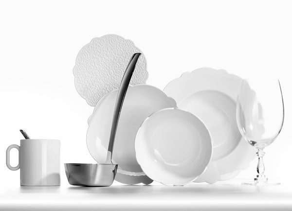 Alessi Dressed pollepel afgebeeld met bijpassend servies en glaswerk