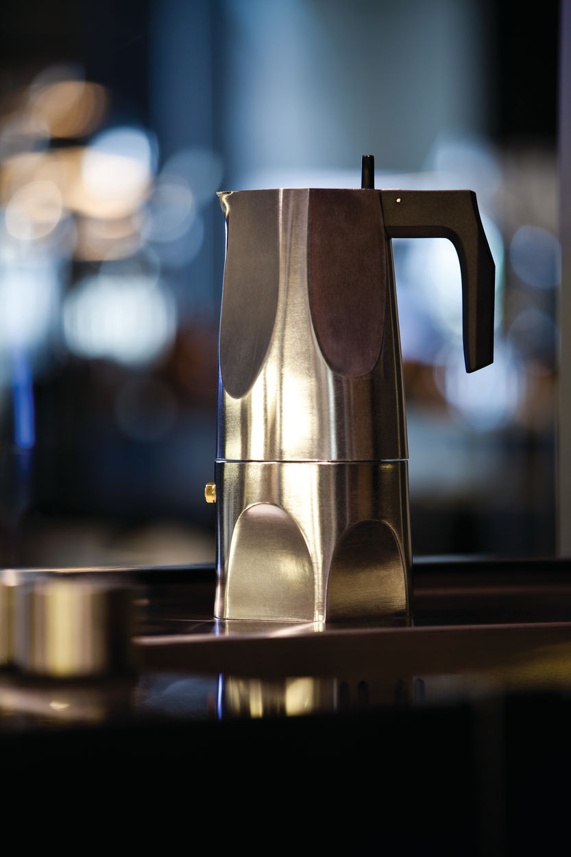 Alessi Ossidiana espressomaker met zwarte knop en handvat, ontwerp Mario Trimarchi