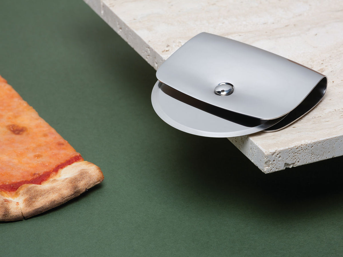 Alessi TAIO pizzaroller in tasvorm, kleine nieuwe uitvoering in zilverkleurig metaal