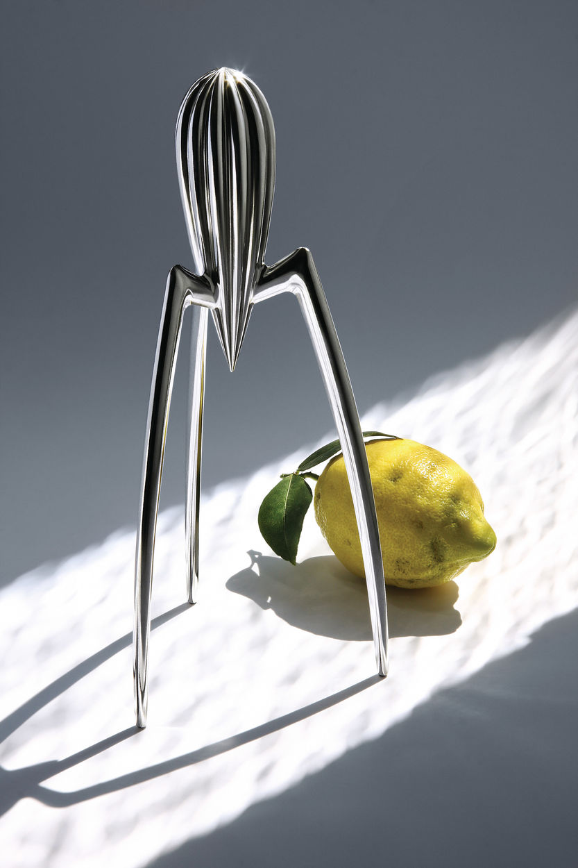 Juicy Salif citruspers naast een citroen, detail van de gebogen poten