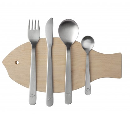 Mono Petit 4 kinderbestek met mes op houten snijplankje in visvorm, bovenaanzicht