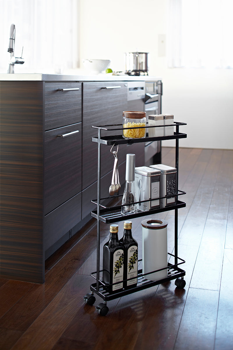 Yamazaki Tower Slim Cart, smal zwart keukenwagentje met 3 schappen, gevuld met potten