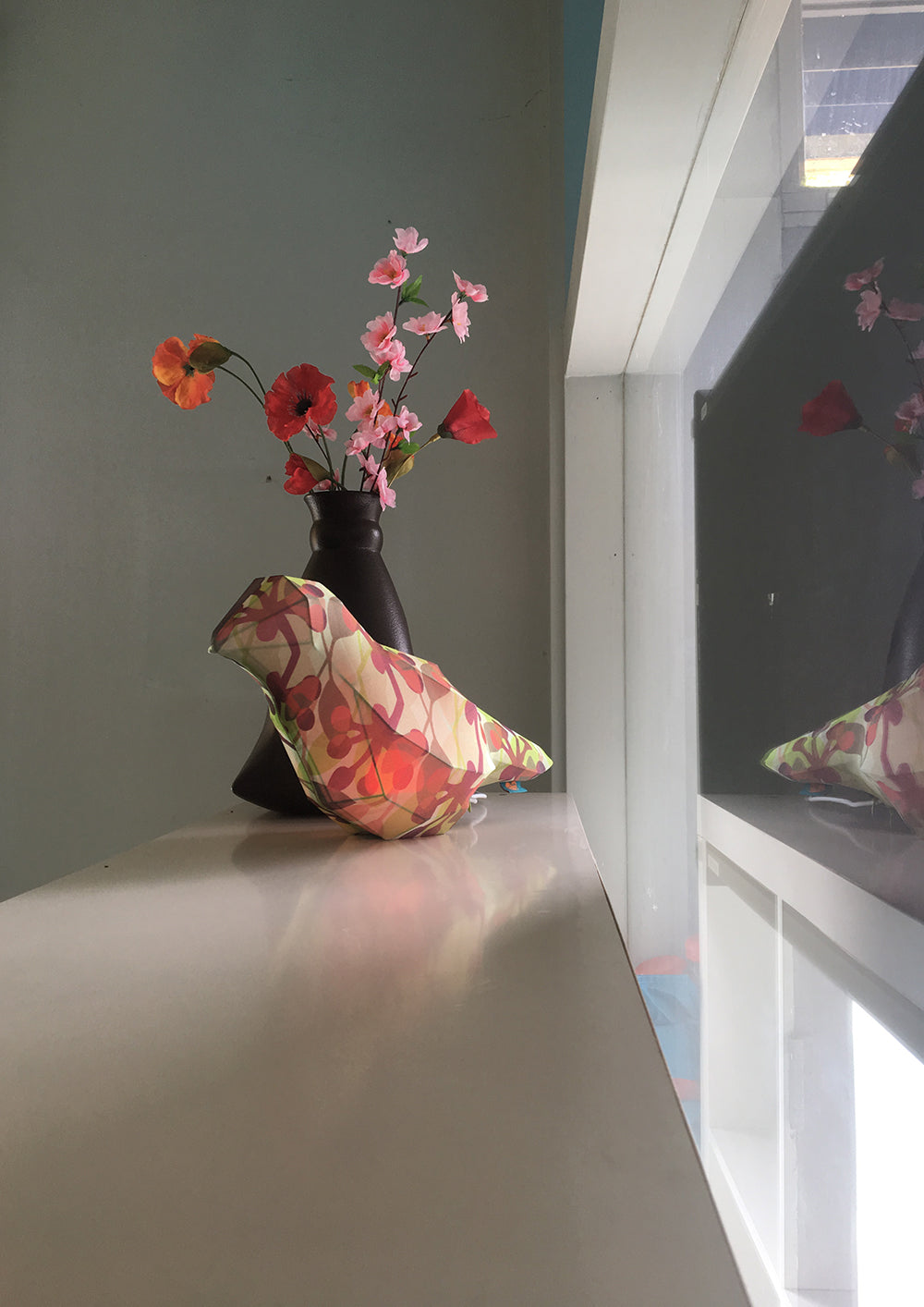 Zijaanzicht van de Alessi Cillina tafellamp, ontwerp Pier Paolo Pitacco, vogelvorm.