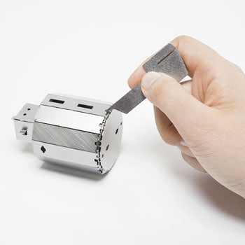 Factory Robo, detail van het losmaken van een metalen onderdeel