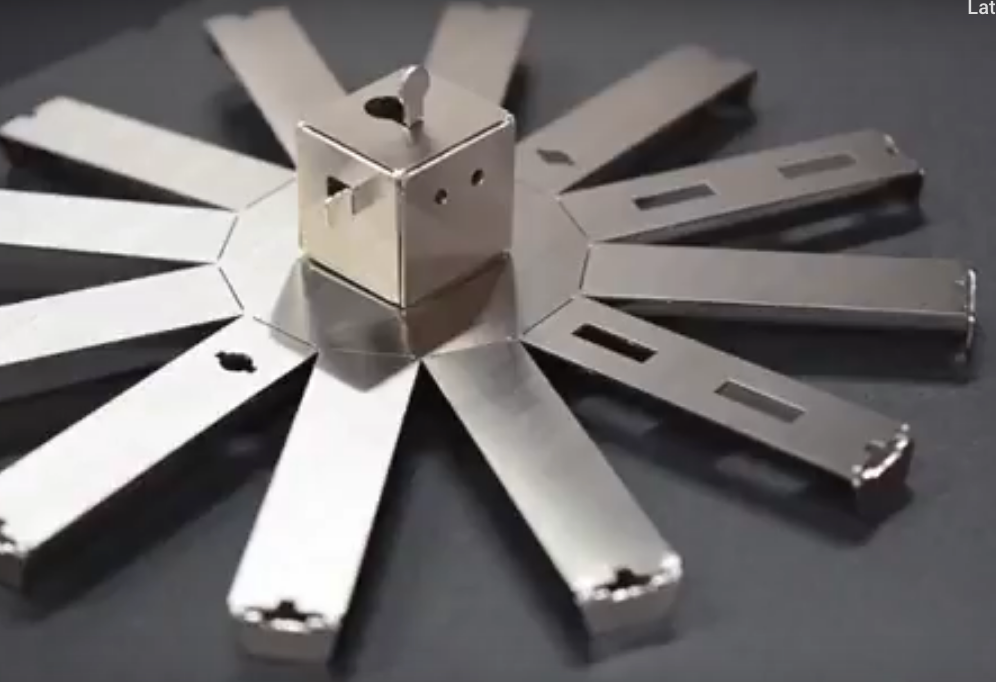 Factory Robo bouwplaat met uitgesneden metalen onderdelen