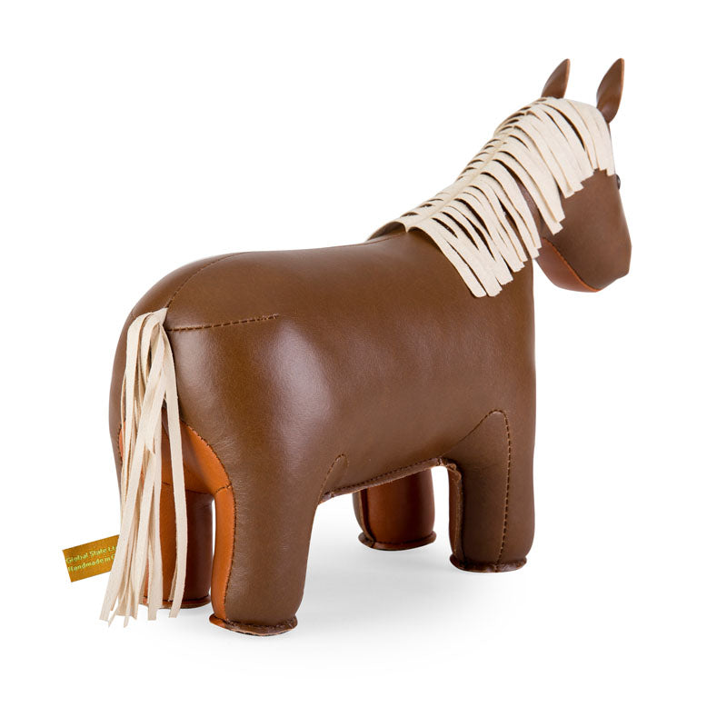 Bruin paard van kunstleder, zijaanzicht met merklabel aan de flank