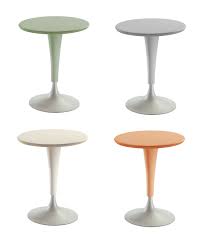 Kartell Dr.Na bijzet tafel in grijs naast groen, wit en oranje