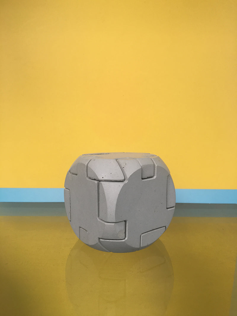 Alessi Beton Dobbel, betonnen sierobject van Albert Meijers, bolvormig met puzzelpatroon