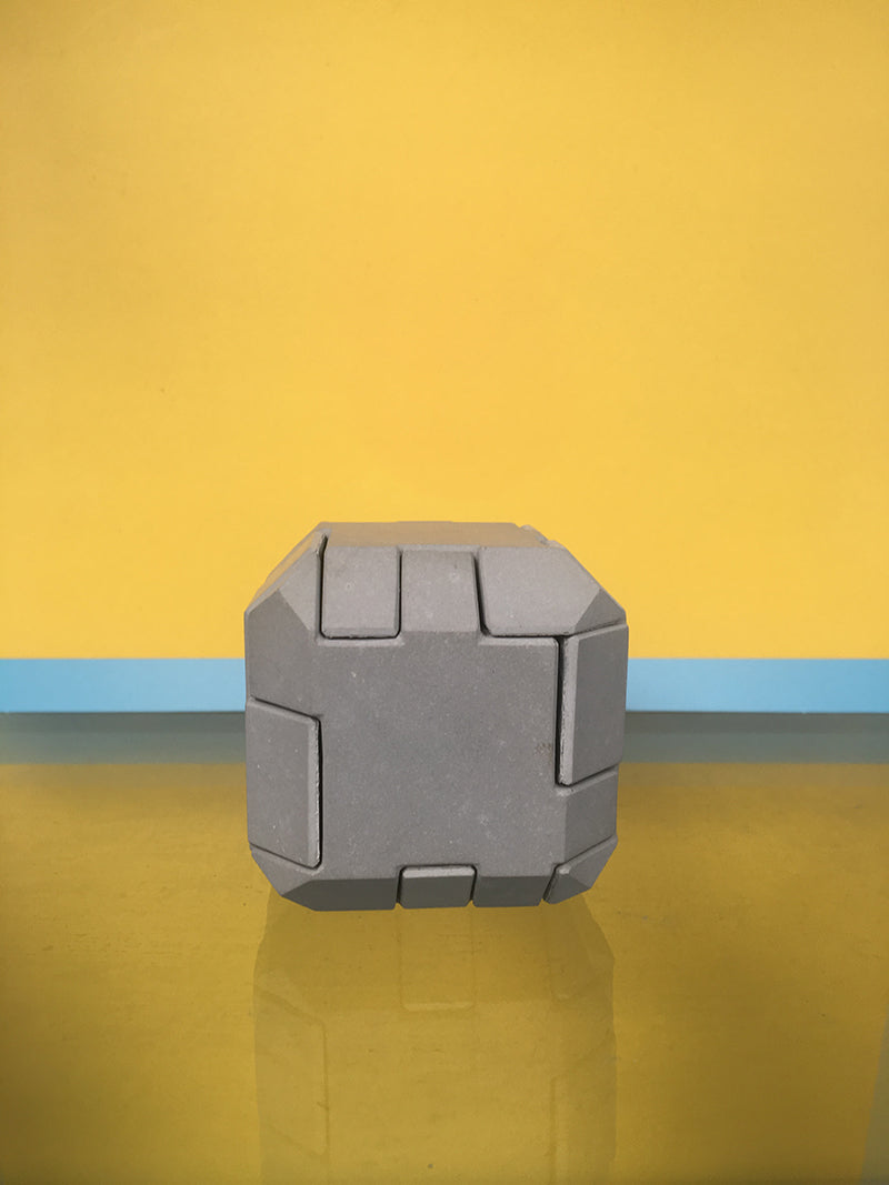 Alessi Dutch Cube, doosje uit de Eindhoven-collectie, vooraanzicht in grijs beton