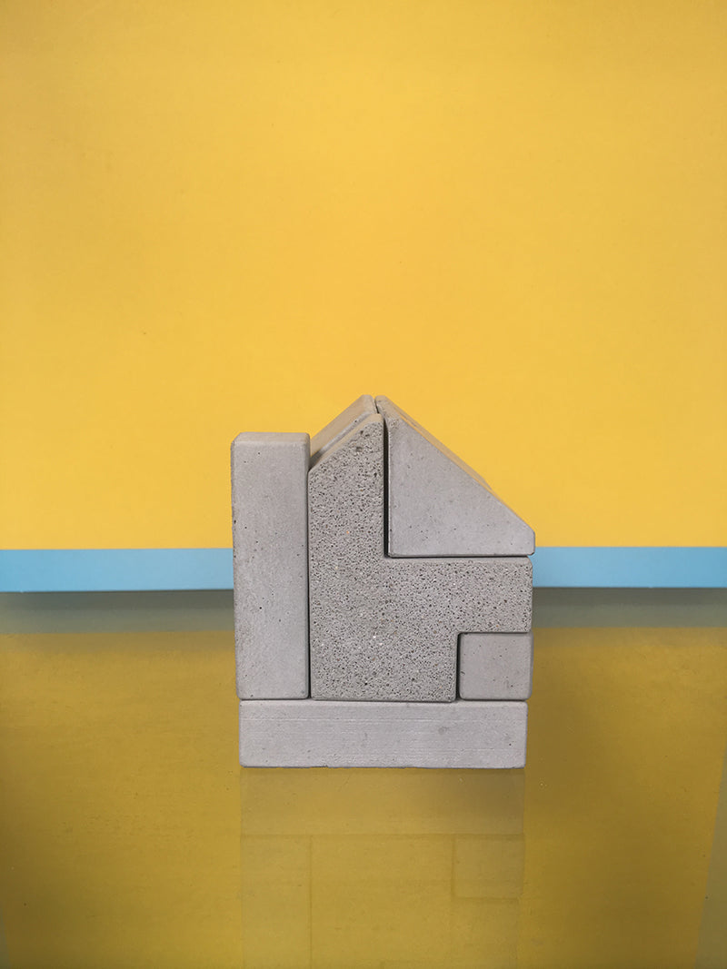 Alessi Big House boekensteun in vorm van huisje, beton, achterzijde