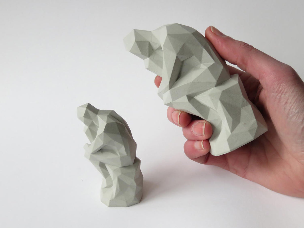 Alessi Big Mindset beeldje eindhoven, groot en klein formaat naast elkaar in de hand