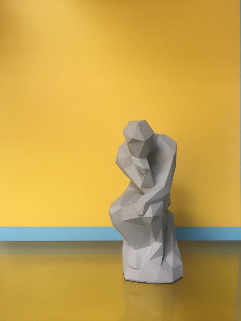 Little Mindset beeldje van Alessi, ontwerp Albert Meijers, denkerpose in low-poly vorm