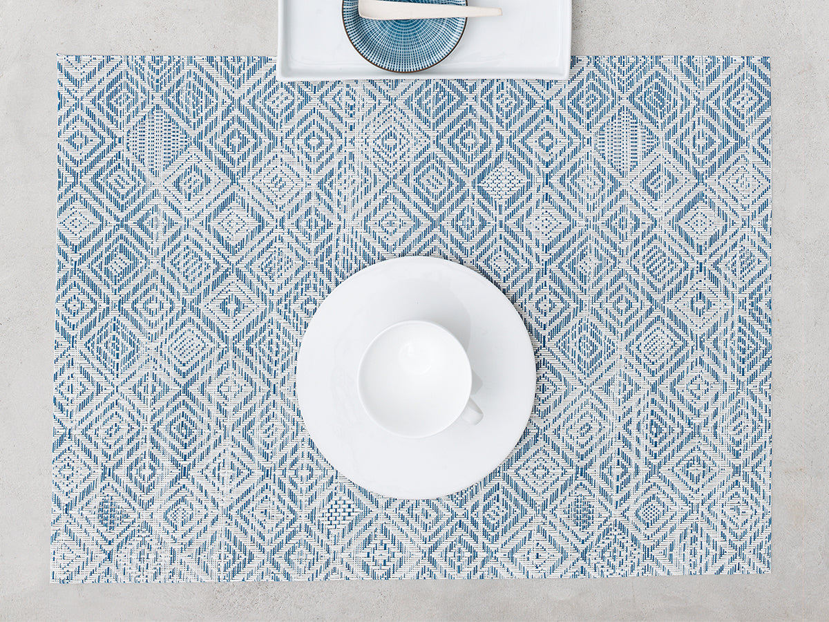 Chilewich mooie placemat Mosaic Blue, diamantmotief, bovenaanzicht met bord, kop en schotel