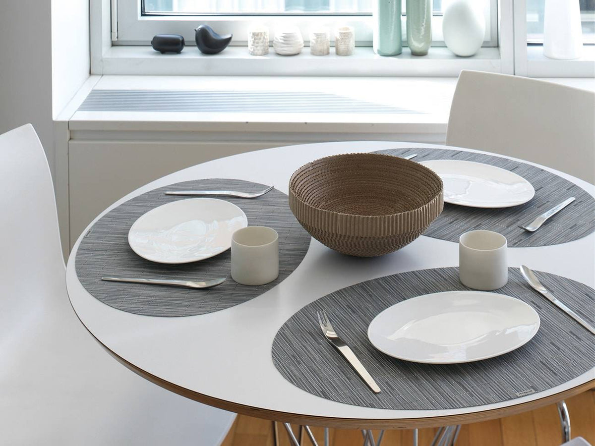 Chilewich ovale placemats Fog Bamboo op ronde tafel, meerdere stuks