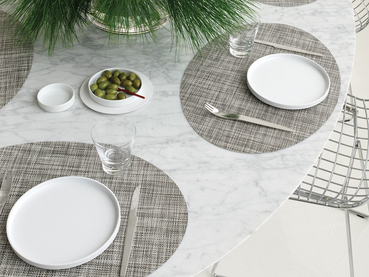 Ovale placemats in Gravel on a round table, mini basketweave texture